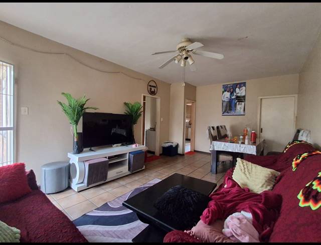 2 BEDROOM FLAT FOR SALE IN VEREENIGING CENTRAL